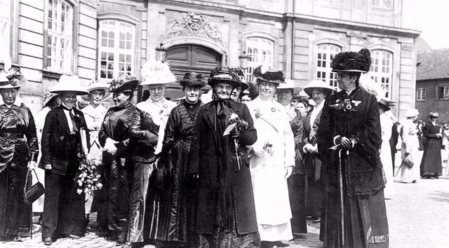 5. juni 2015 - I denne uge for 100 år siden fik kvinderne endelig valgret.
http://www.kristeligt-dagblad.dk/mollom/report/mollom_content/16030287b1f3805fb9
